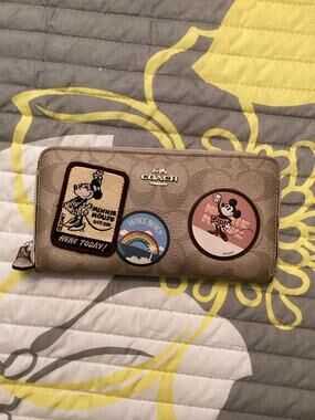 Limited Edition Disney x Coach Accordion Zip Wallet Minnie Mouse Patches F29380